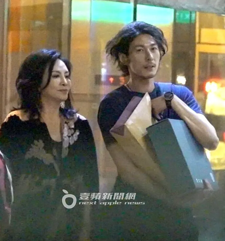郭鑫（右）幫忙田麗抱著生日禮物，陪她在錢櫃門口等計程車。特勤中心攝