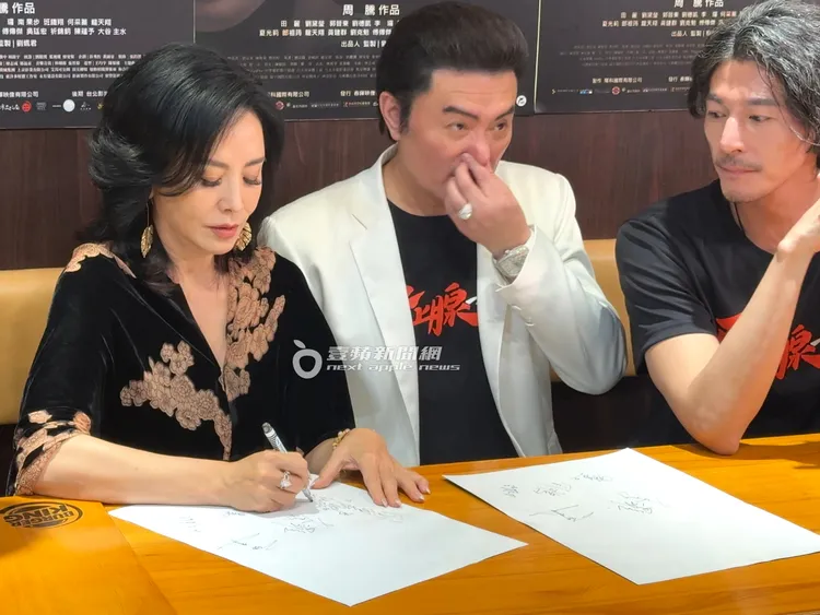 田麗（左起）與李㼈、郭鑫等演員出席新電影《腎上腺母侵》宣傳活動。特勤中心攝