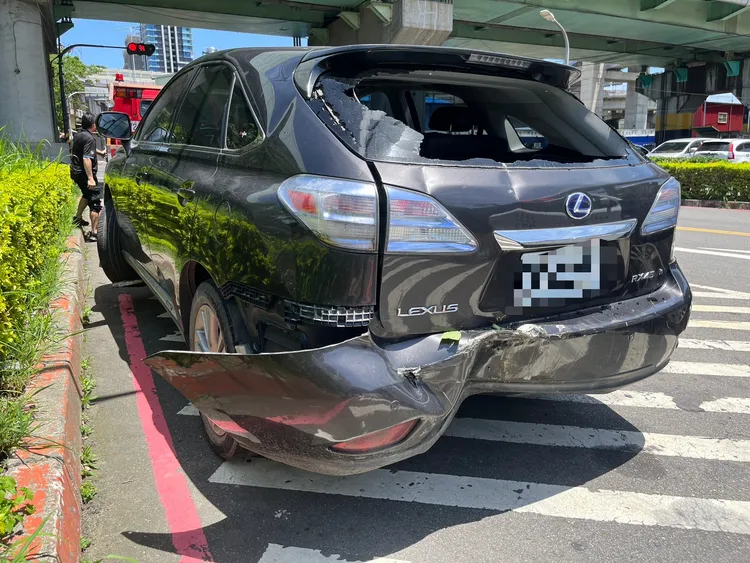 柯姓老翁駕駛凌志車輛車尾凹陷，人則受驚嚇不輕。翻攝畫面