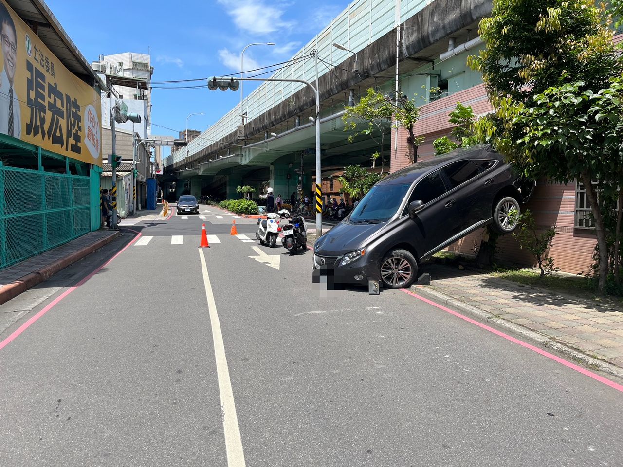 板橋86歲翁駕車突失控自撞路旁建物 轎車後輪懸空卡牆成「奇觀」人嚇壞