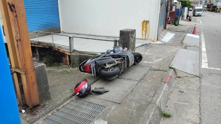 機車被撞倒地。八德警分局提供