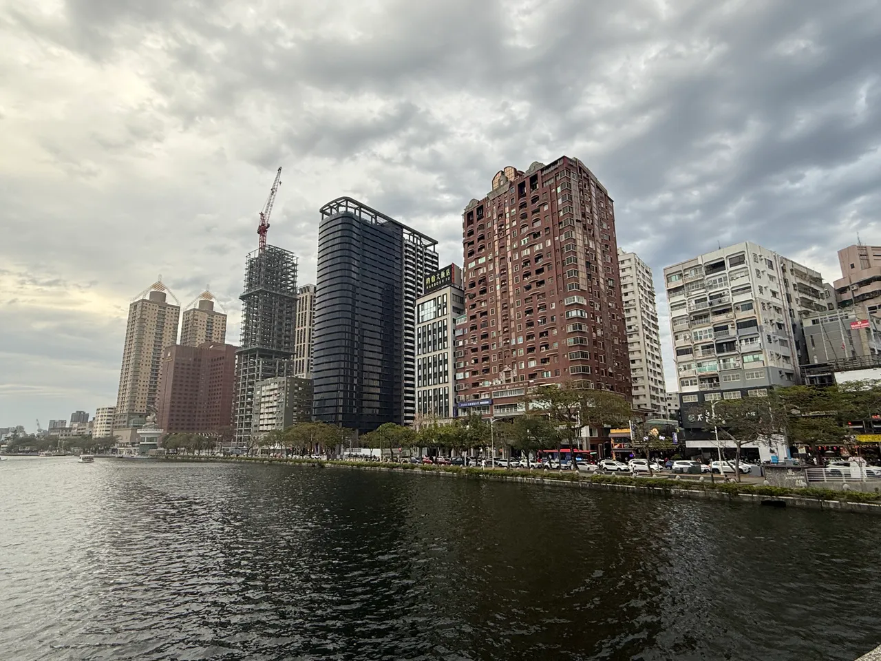 愛河沿線地王「高雄國賓」何時進場銷售，將為區域房價定錨。葉家銘攝