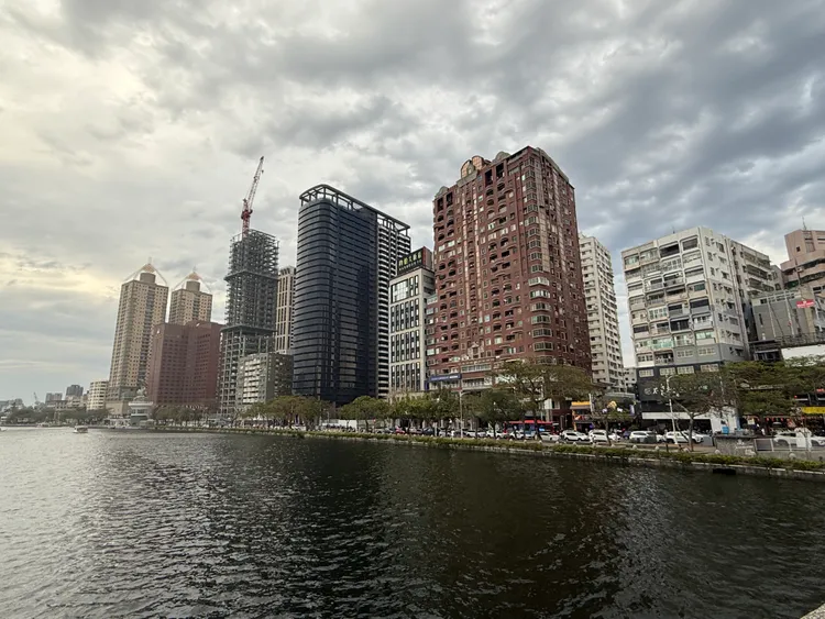 愛河沿線地王「高雄國賓」何時進場銷售，將為區域房價定錨。葉家銘攝