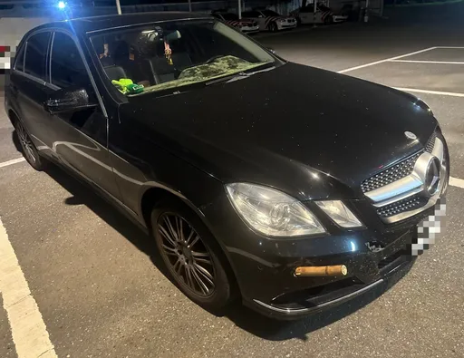 國道飛來木桌！賓士被砸駕駛命大無礙　車頭卻插1根竹子