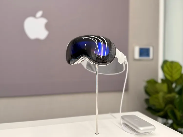 Apple智慧眼鏡傳出最快今年提前亮相，預計結合Siri、相機與AI功能，並需搭配iPhone使用，被視為Apple下一代穿戴裝置重點。圖為Apple Vision Pro。趙筱文攝