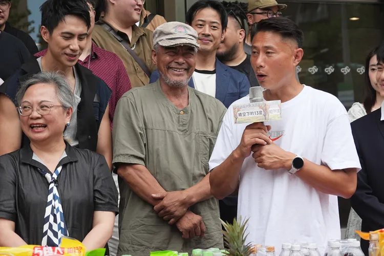 林慶台（中）把以前遭詐騙的心境放在這次演出中。彭欣偉攝