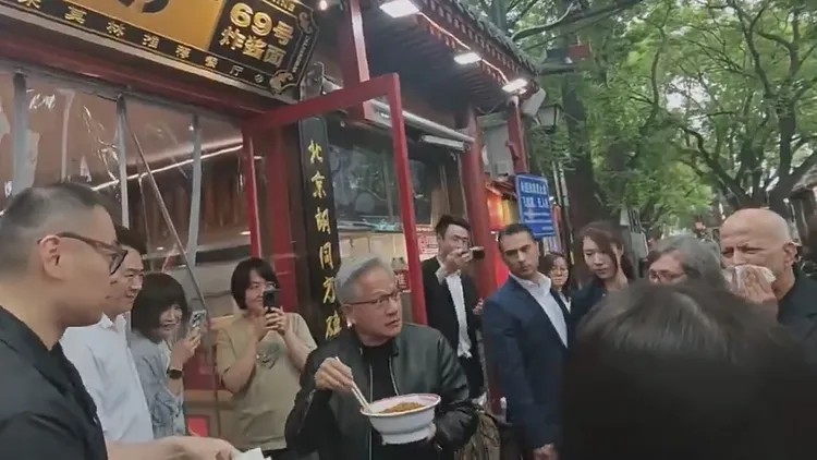 黃仁勳站在店外捧著大碗吃炸醬麵，邊和周圍民眾聊天。翻攝自「今事」微博