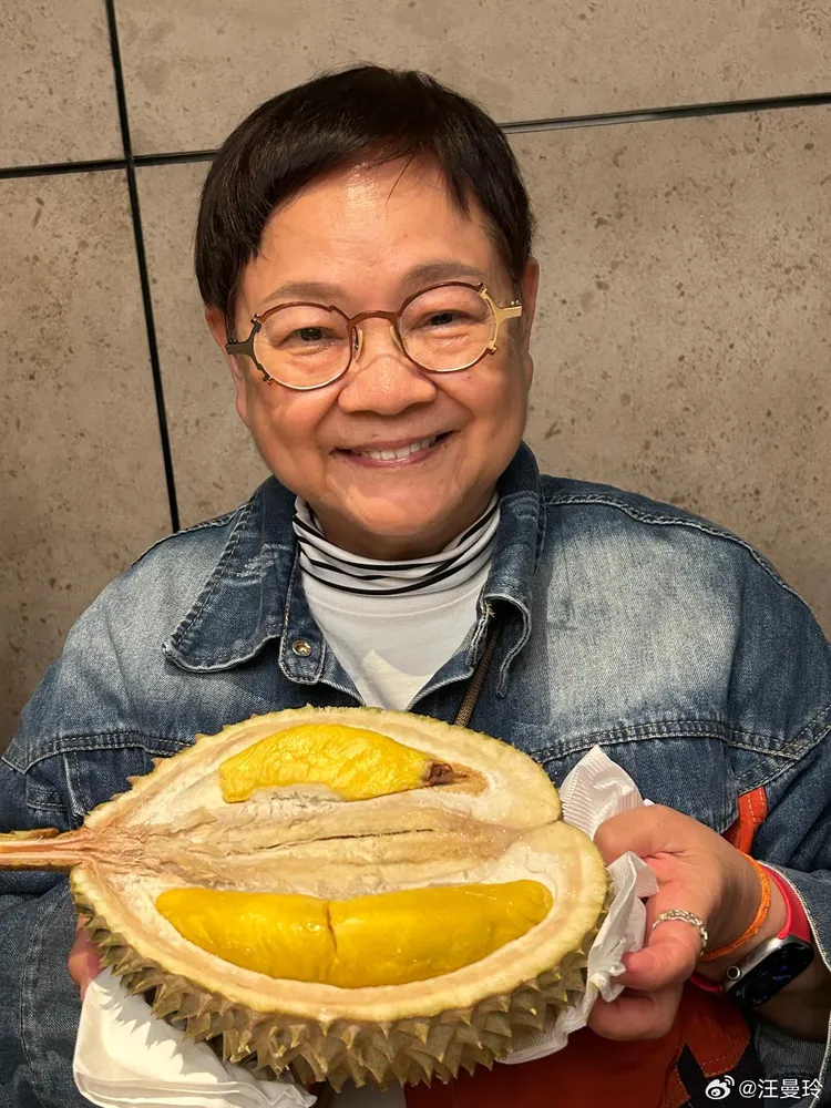媒體人汪曼玲受邀吃榴槤、談榴槤酒店。翻攝汪曼玲微博