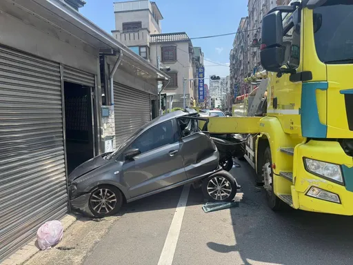 混凝土壓送車油壓支撐架突滑脫　自小客車慘被「插入」畫面曝光