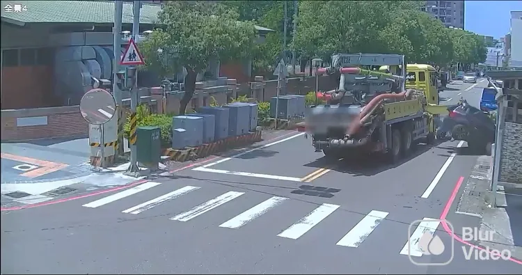 油壓支撐架插進轎車車尾，將車尾剷起。民眾提供