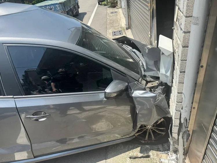轎車還撞進民宅內。民眾提供