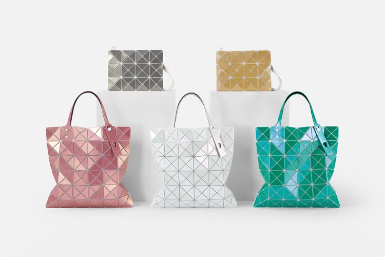 「LUCENT METALLIC」系列包身上的三角片採用偏光金屬搪瓷面料打造。品牌提供