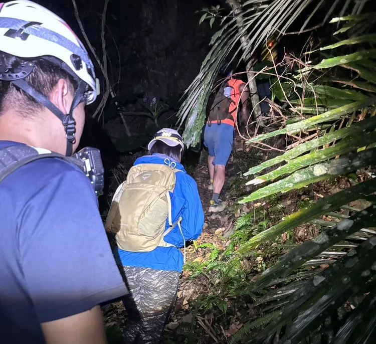 警消引導下山脫困。大溪警分局提供