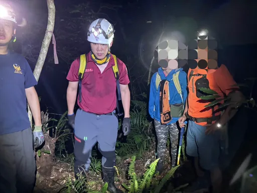 一對登山客深夜迷途受困復興山區　警、消聯合摸黑搜救平安脫困