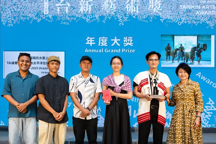 台新銀行文化藝術基金會林曼麗董事(右一)頒發年度大獎得主 TAI身體劇場《qaqay踩踏在水面上的聲音》。圖/品牌提供