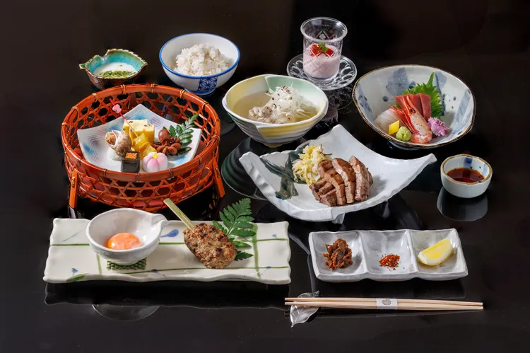 HAYASE日本料理春夏旅展首度推出「正宗仙台厚切牛舌套餐」，嚴選牛舌厚切炭烤，外層焦香、內裡柔嫩多汁，搭配麥飯與山藥泥，重現仙台經典吃法，旅展優惠價1580元。JR東日本大飯店台北提供
