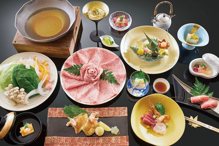 高端客層詢問度極高的HAYASE日本料理「A5和牛雙人涮涮鍋」套餐，則主打細緻油花與入口即化口感，由服務人員桌邊涮煮，旅展優惠價6999元。JR東日本大飯店台北提供