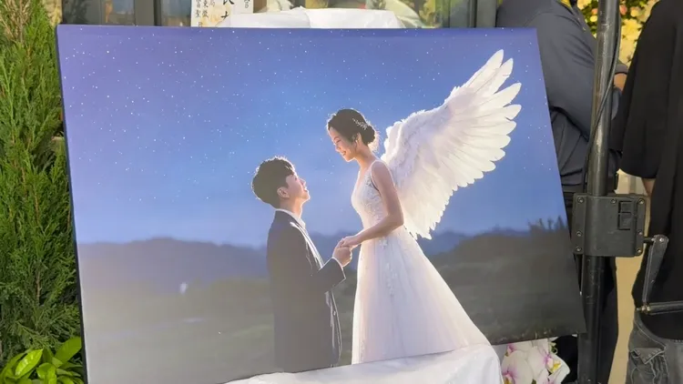 現場擺放著鄭詠心與龍姓男友穿著婚紗、緊握雙手的畫像，但女警身後多了一對翅膀。民眾提供
