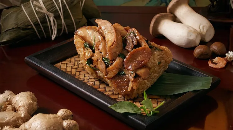人氣素粽「三杯杏鮑菇粽」以三杯醬汁拌炒杏鮑菇，鹹香入味。台北老爺酒店提供