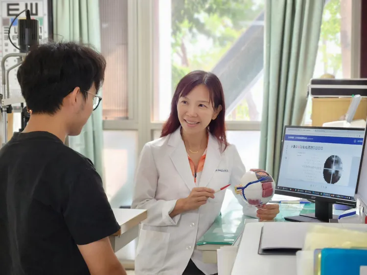 眼科主任呂姿瑢表示，青光眼為一種視神經退化性疾病，嚴重者可導致不可逆失明。豐原醫院提供