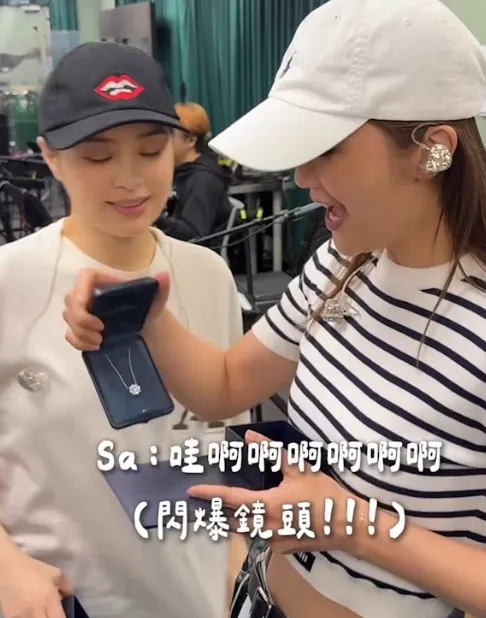 阿Sa開心收下阿嬌送的新婚禮物。翻攝霍汶希微博