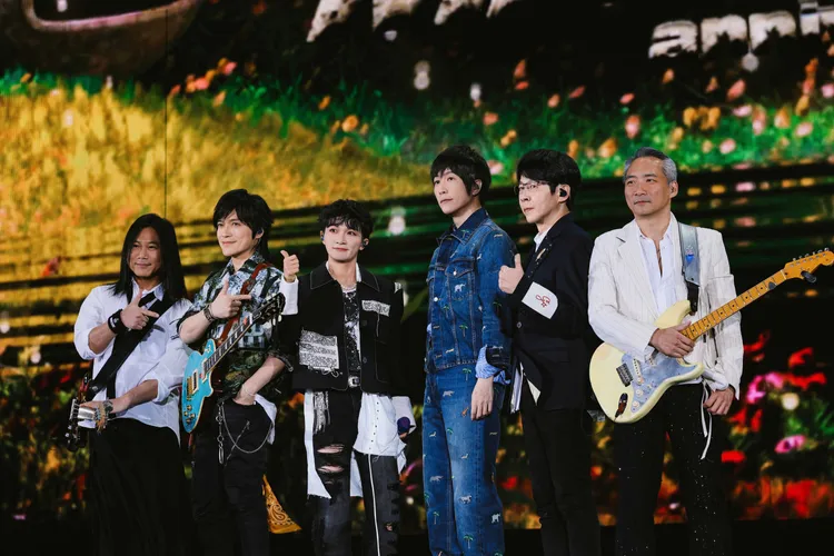 五月天北京鳥巢站邀來嘉賓周深（左3）。相信音樂提供