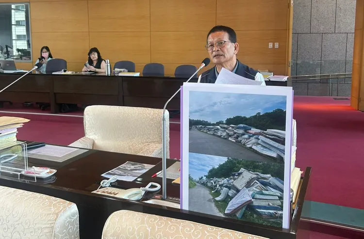 台中市議員賴朝國建議市府引進破碎機，加速廢床墊的去化速度。賴朝國提供