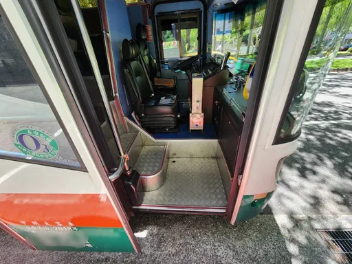 9旬老翁上公車...還沒站穩駕駛就開車！他慘摔失去生命跡象