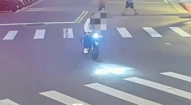 陳男騎乘無車牌的電動車逃逸。翻攝畫面