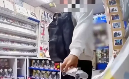 監視器海景第一排！男偷PS5手把...變裝、騎未掛牌車逃逸