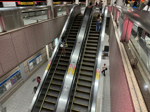 捷運偷拍狼竟是月入6萬公務員　他手扶梯偷拍女子裙底！判拘50天