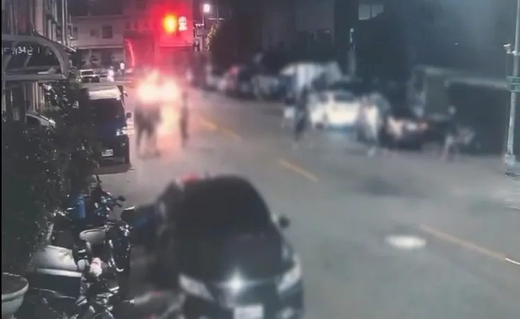 謝男率眾向蔡男尋仇，雙方在街頭亂鬥。翻攝畫面