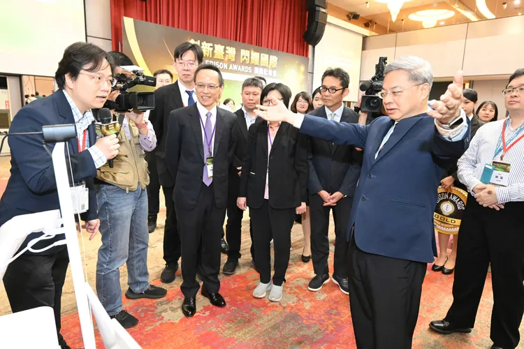在數發部支持下，資策會以「Edge AI驅動之XR沉浸式互動通訊系統」榮獲銅獎，該技術將互動延遲縮小至80毫秒內，圖為經濟部長龔明鑫親自現場體驗。工研院提供