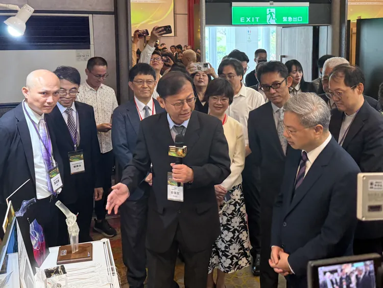 經濟部長龔明鑫聽取今年台灣在愛迪生獎獲獎技術成果。呂承哲攝