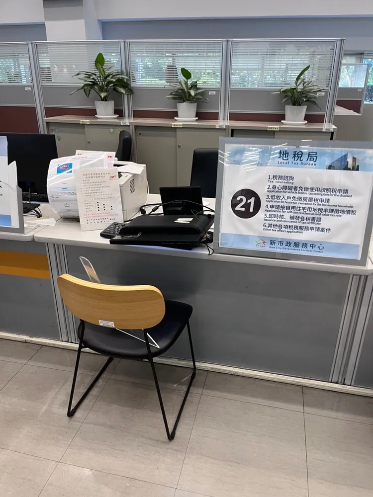 電腦螢幕被砸毀。市府提供