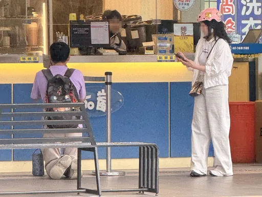 傻眼！買飲料驚見男子長跪不起　波麗士大人趕到現場才知竟為此事
