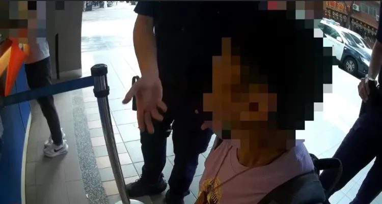 警方到場協助安撫鄭男情緒，鄭男緩和後，自行離開。翻攝畫面