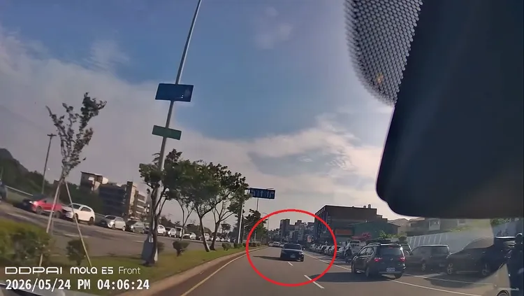 何男在豐原醫院滋事後駕車逃逸，還在豐原大道逆向行駛。Threads/jacky8206提供
