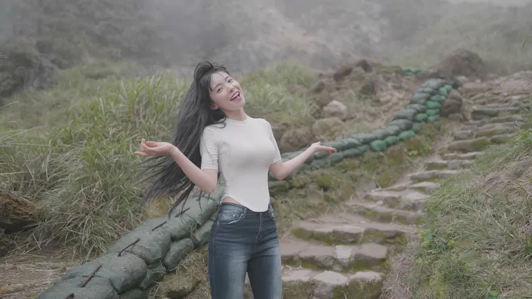 李多慧在登山階梯上跳舞。翻攝自李多慧YouTube