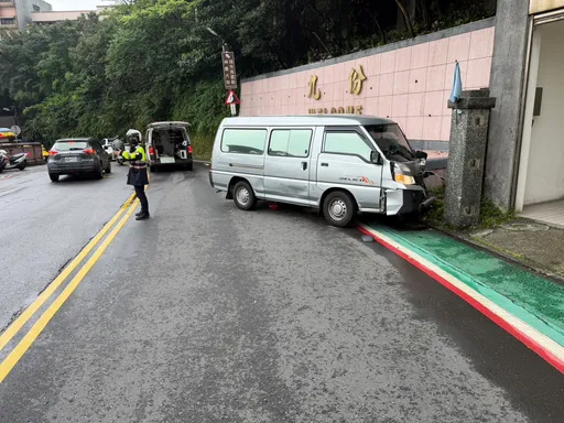九份驚悚車禍！廂型車疑逆向撞機車　8旬騎士噴飛不治