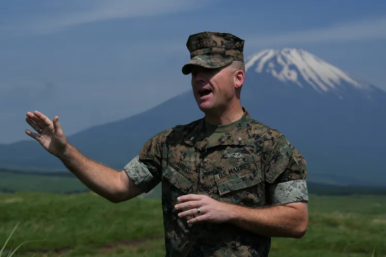 海馬士指揮官說明訓練過程。美聯社