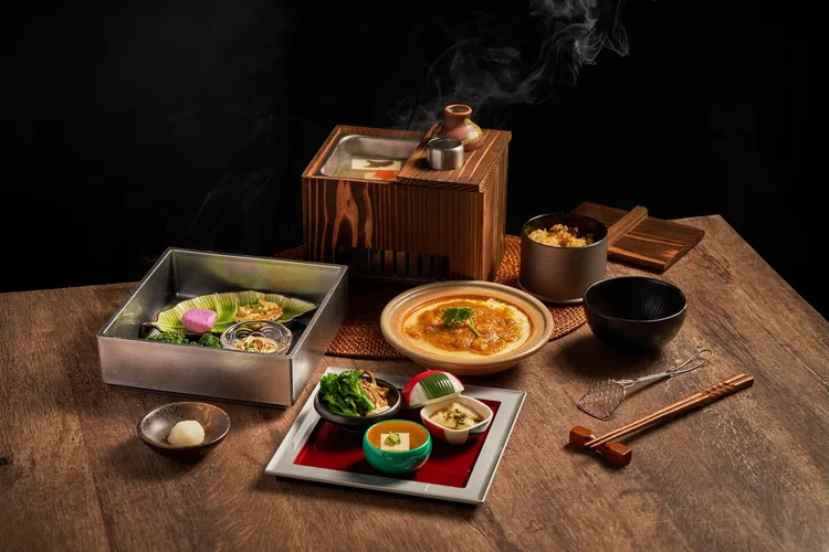 「海鮮蟹黃豆腐煲」晚間御膳套餐880元。業者提供