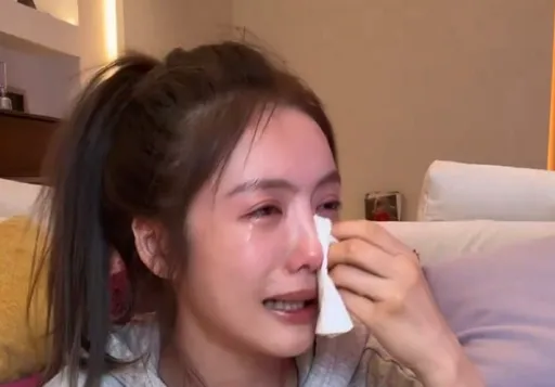《浪姐》女星深夜素顏開直播爆哭！191萬人次在線看她發酒瘋
