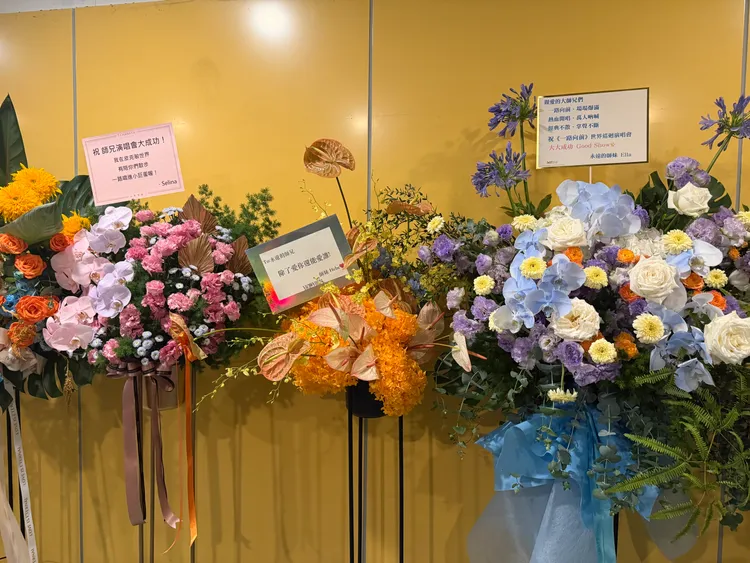 S.H.E合體送花。王郁惠攝