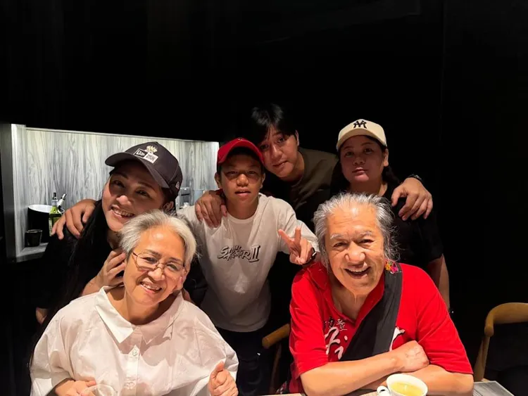 吳亦偉（後右二）是金曲歌王北原山貓吳廷宏（右前一）的兒子，並有個歌后姊姊吳亦帆（後左一）。吳亦偉提供