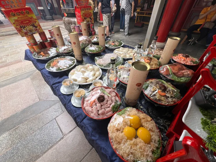 拜拜供品建議以麵粉、豆製品或洋菜製成素三牲，避免葷食。（封面圖／翻攝《北港朝天宮》粉專）