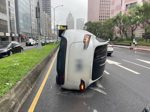 北市世貿旁突傳巨響！　特斯拉失控撞分隔島翻車畫面曝光