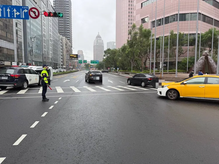 警方於車禍現場交管。翻攝畫面