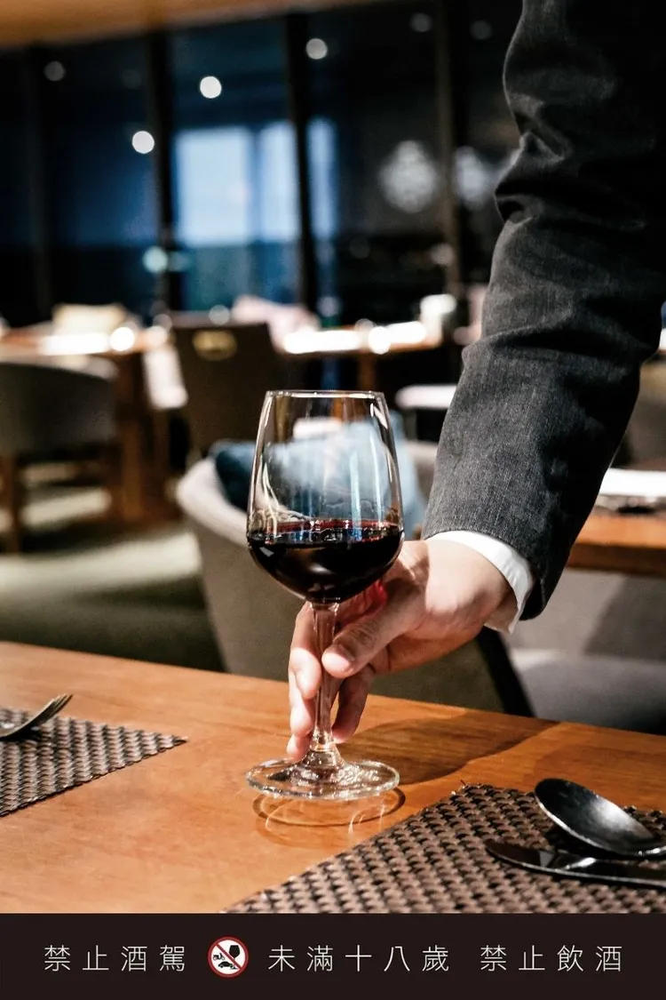 GUSTOSO義大利餐廳以酒為主設計出南義料理呈現質樸且富層次的風味。台北慕軒飯店，臻品之選提供