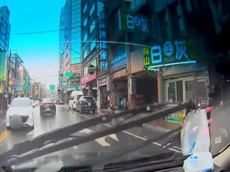 胡男逆向撞警車。翻攝畫面